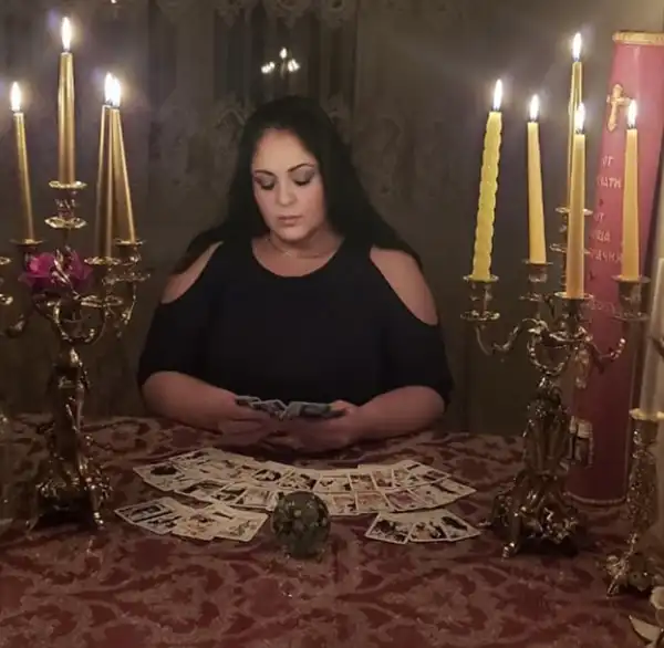 Обряд гадания на Таро — гадалка проводит эзотерический ритуал при свечах